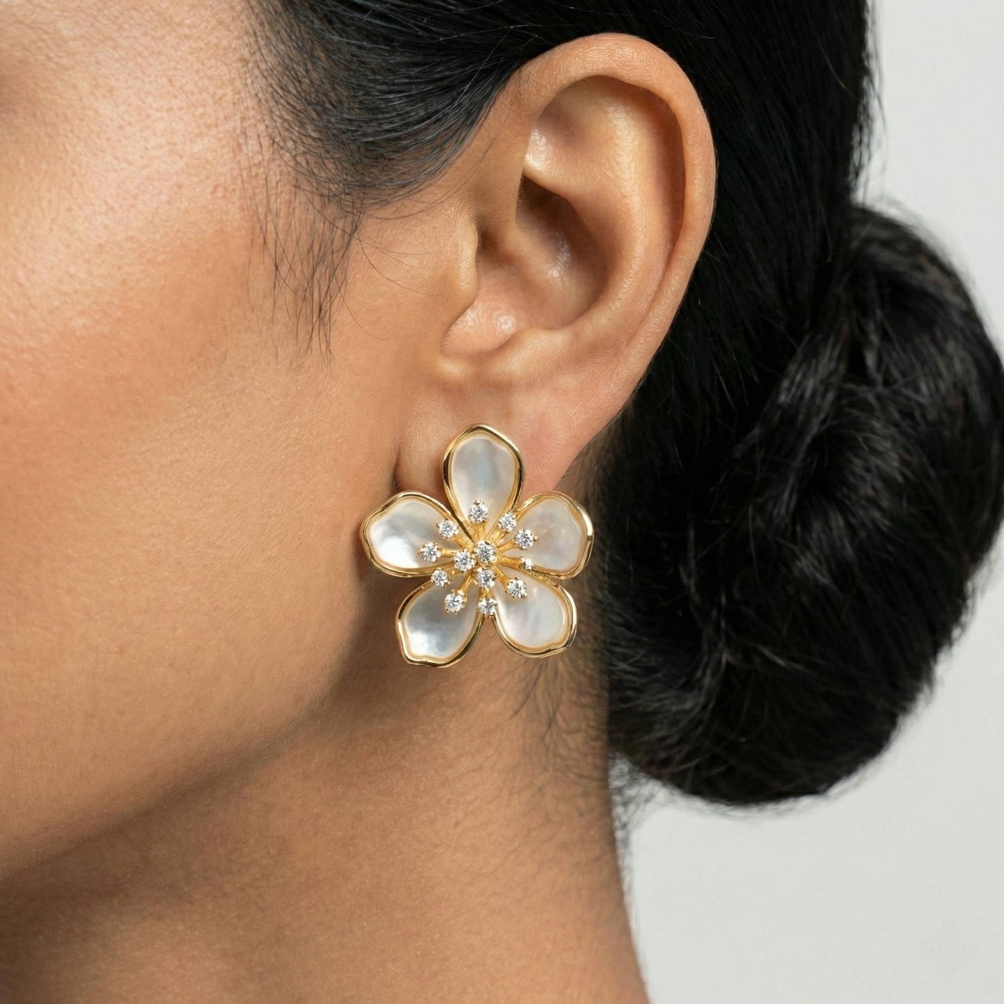 Luxora White Flower
