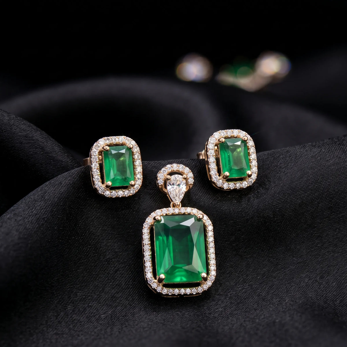 Luxora Emerald Elegance Pendant Set